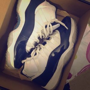 white navy blue 11s